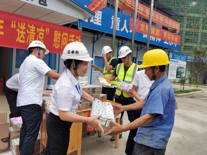 黄春玲给农夫工奉上清冷慰问品。 王瑾贞 摄.jpg