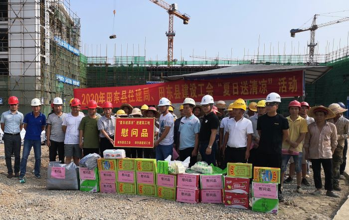“送清冷”活动现场。 梁武益 摄.jpg