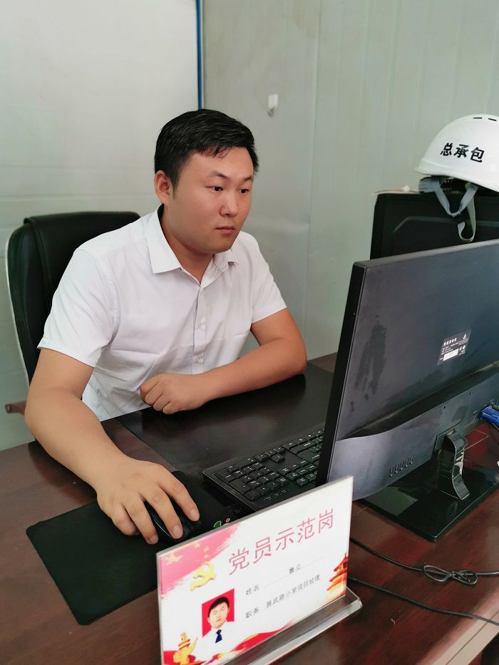 鲁立在办公室。冯翔  摄.jpg