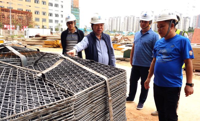 公司党委副书记、纪委书记、工会主席岑廷义深刻现场查看。谢微旋 摄.jpg