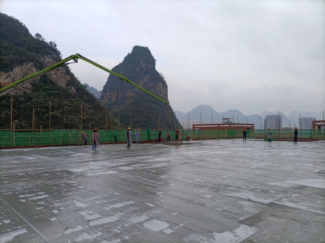 风雨操场食堂屋面层混凝土浇筑现场。陈志健 摄.jpg
