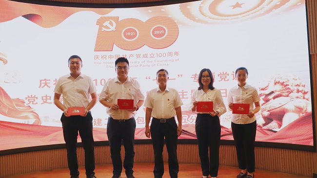 赠送政治生日贺卡合影。卢勤 摄（建图）.jpg