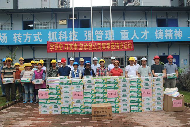 送清冷现场。吴茜 摄（建图）.jpg