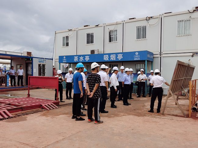 孙大光在听取项目情况汇报。祁建强 摄（建图）.jpg