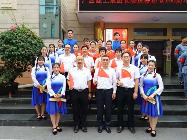 辅导与演职人员合影。李立云 摄.jpg