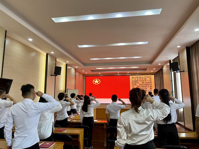沉温入团誓词；畦磋 摄（建图）.jpg