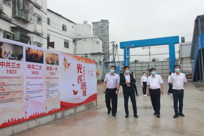 参观“红色长廊”。邓灿滨 摄（建图）.jpg