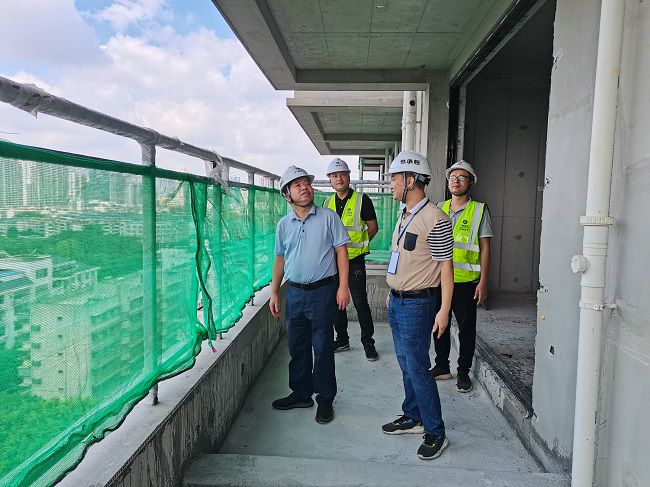 岑廷义深刻项目现场查抄工作进度。谢秋云 摄（建图）.jpg