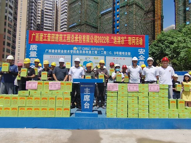 ”送清冷“慰问活动合影。潘文君 摄（建图）.jpg