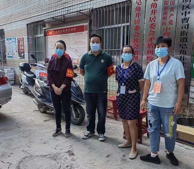1663660527473005.jpg 总承包公司员工付海(左二)与社区工作人员在一路(建图).jpg
