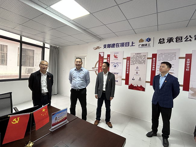 邓少新参观项目党员活动室。蔡怡灵 摄（建图）.png