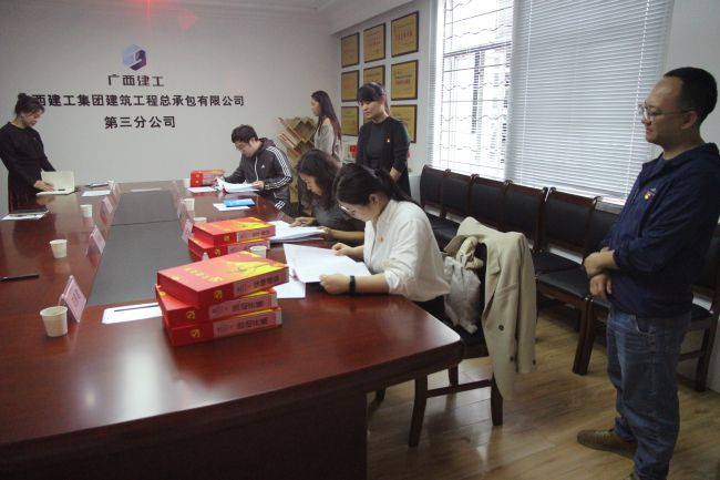 查抄资料现场。梁红玉 摄（建图）.jpg