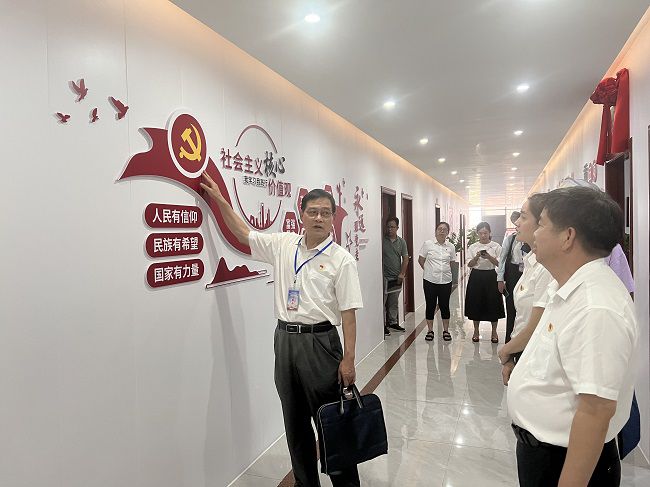 参观党建文化长廊。卢丽君 摄（建图）.jpg