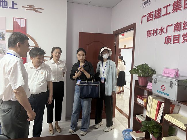 查看党建设施建设情况。卢丽君 摄（建图）.jpg