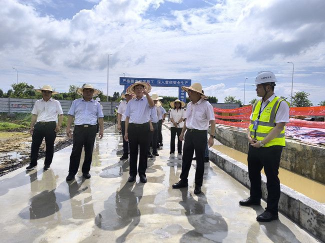 何朝建在项目现场。江家兵摄（建图）.jpg