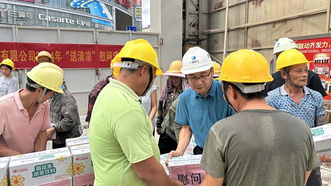 发放慰问品1。容芝雅 摄（建图）.jpg