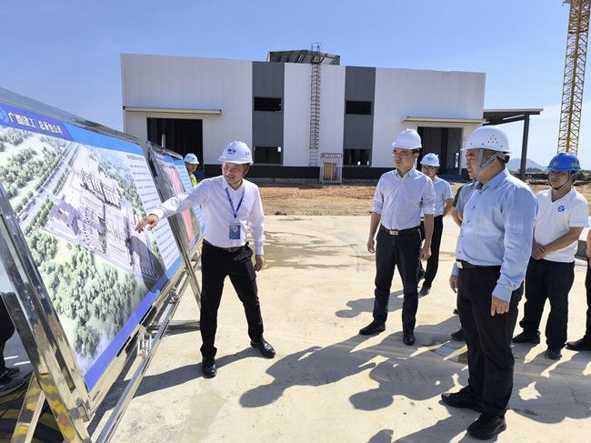 蓝海鹏在项目现场。江家兵摄（建图） (1).jpg