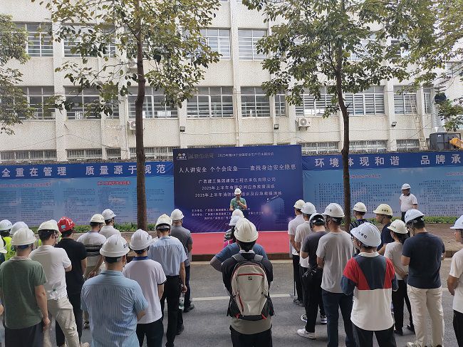 莫志元做演练带头和颁发演练起头；票ι 摄（建图）.jpg