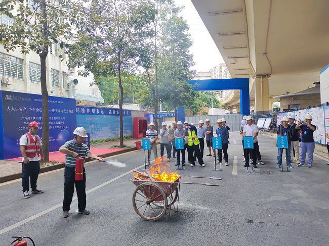 梅锦辉示芳火器操作；票ι 摄（建图）.jpg